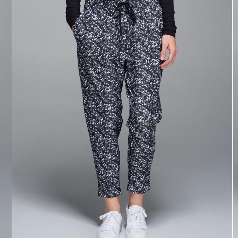 Lululemon Jet Crop Shimmy Shimmer Black White Size 6